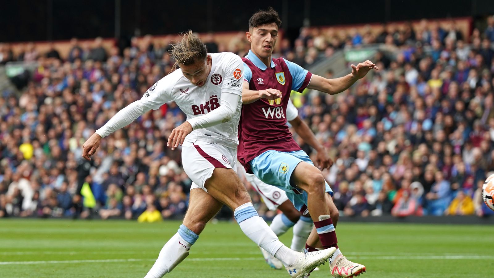 Luca Koleosho và Jack Cork đều được cho là sẽ vắng mặt trong chuyến làm khách tới Villa Park vào cuối tuần này vì chấn thương